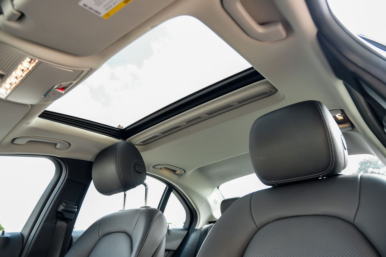 Mercedes-Benz C 300 Vehicle Main Gallery Image 05