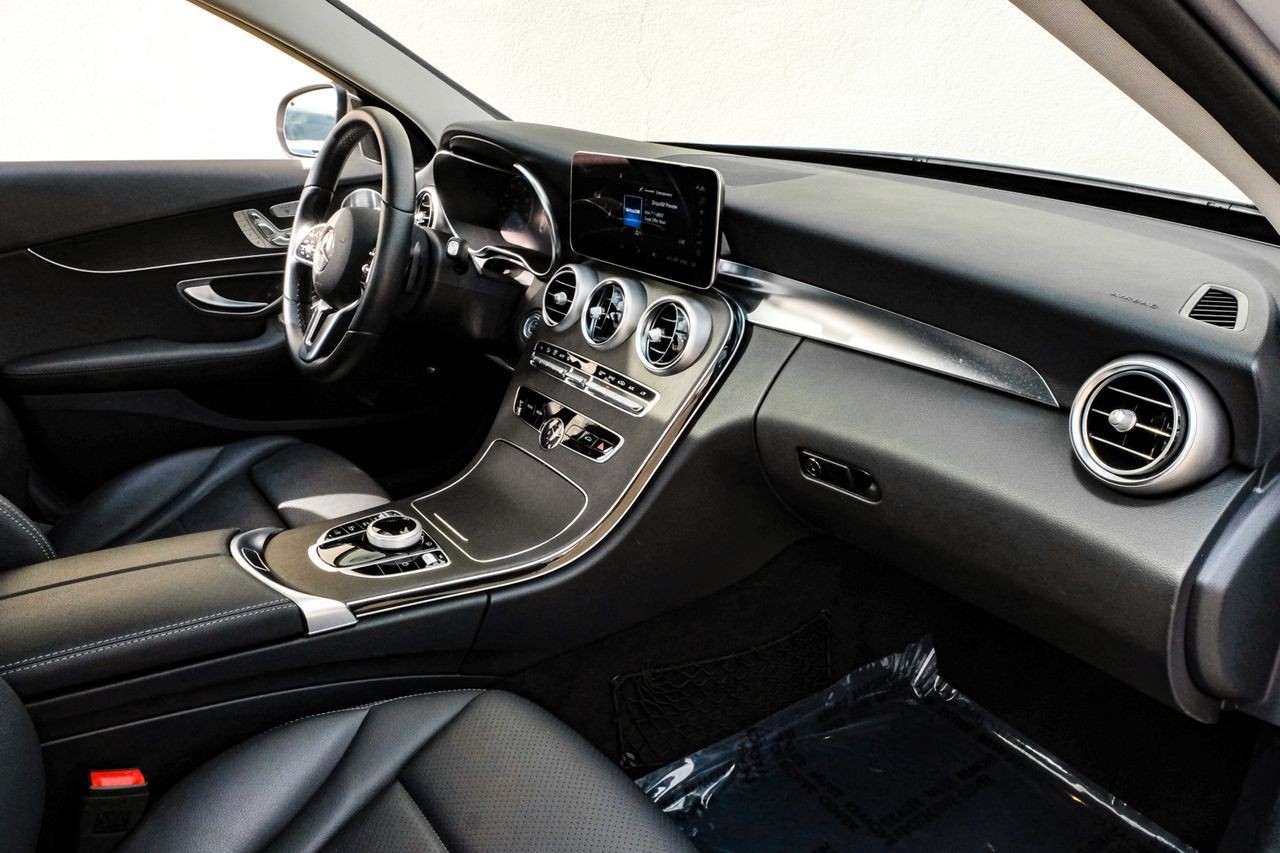 Mercedes-Benz C 300 Vehicle Main Gallery Image 13