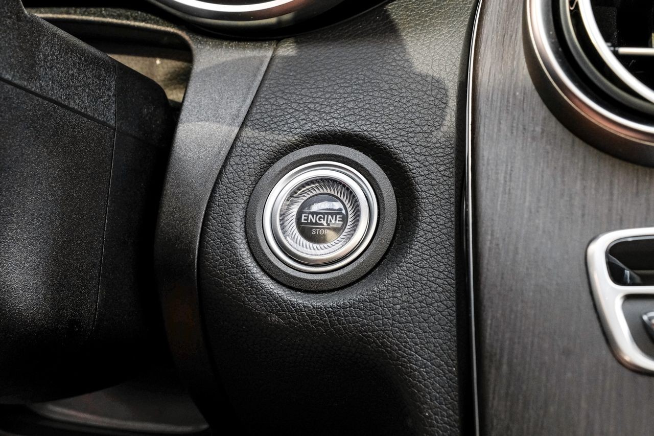 Mercedes-Benz C 300 Vehicle Main Gallery Image 22