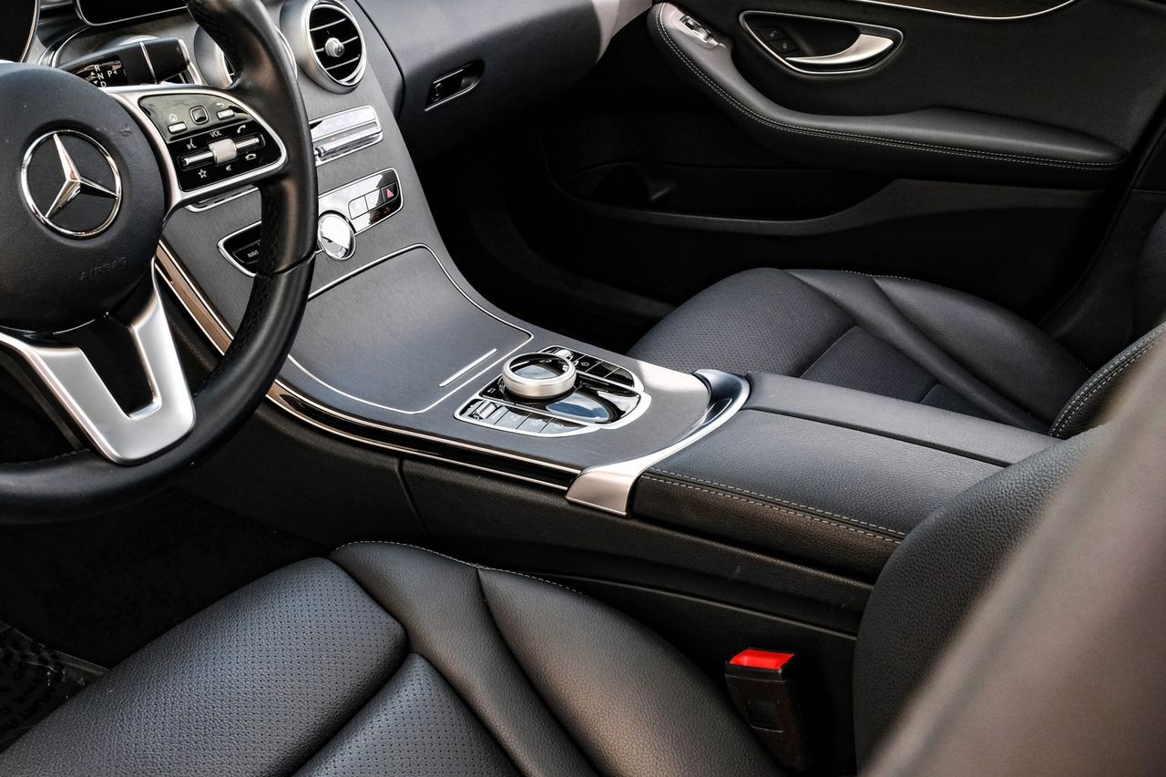 Mercedes-Benz C 300 Vehicle Main Gallery Image 25