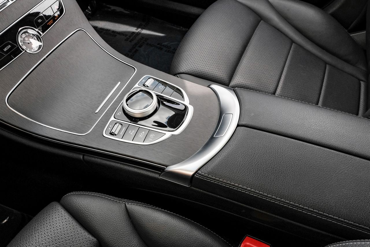 Mercedes-Benz C 300 Vehicle Main Gallery Image 26