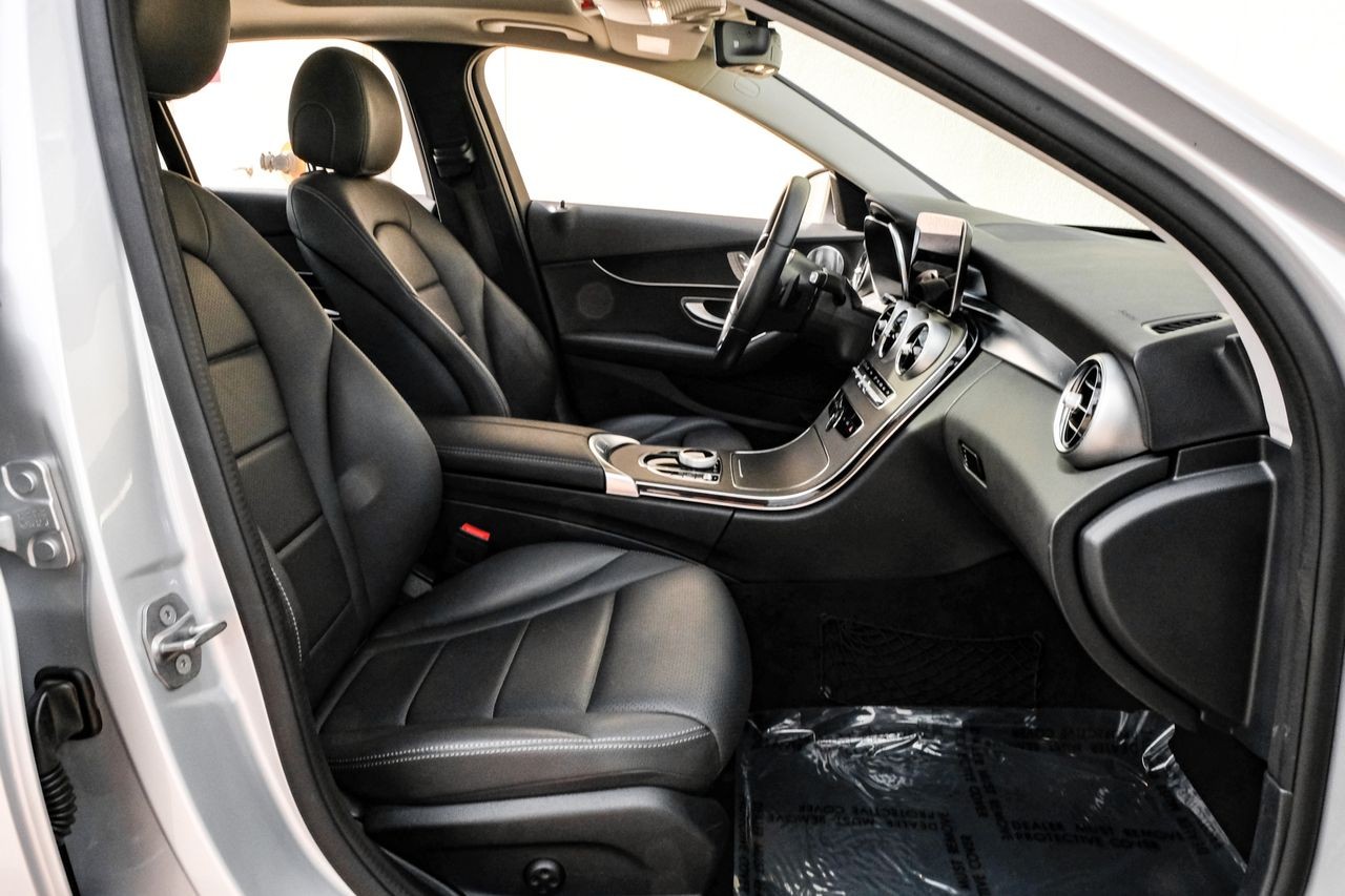 Mercedes-Benz C 300 Vehicle Main Gallery Image 35