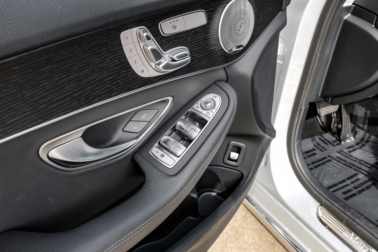 Mercedes-Benz C 300 Vehicle Main Gallery Image 44