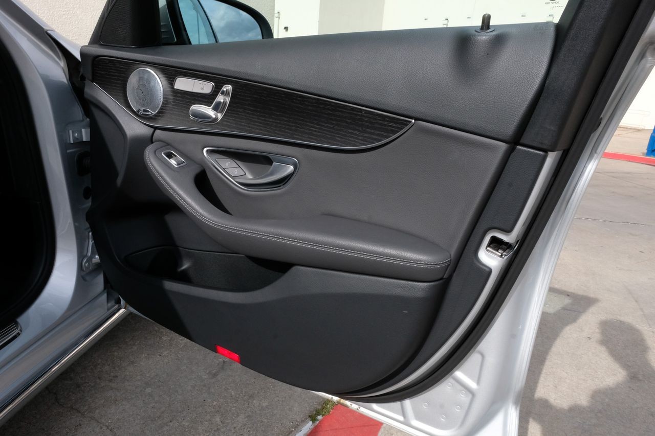 Mercedes-Benz C 300 Vehicle Main Gallery Image 45