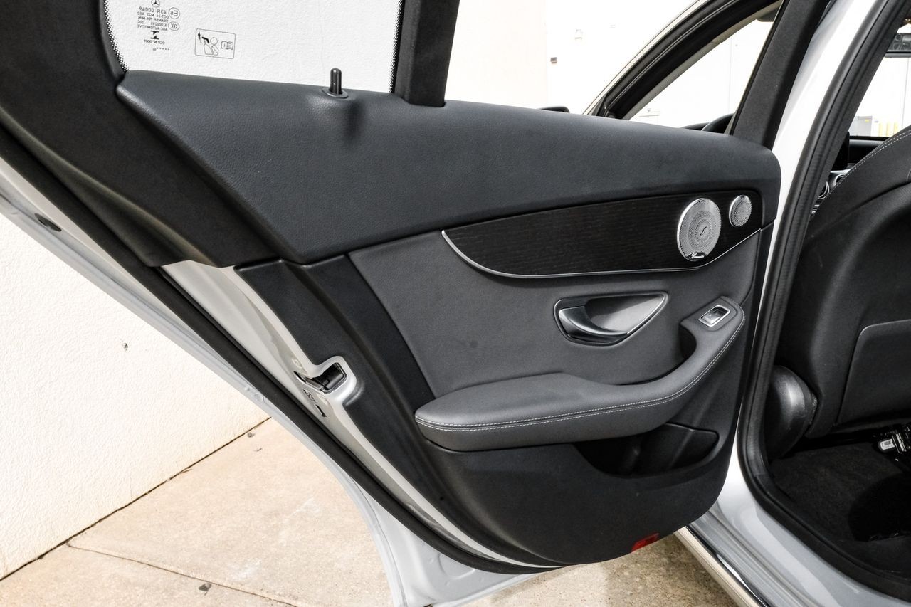 Mercedes-Benz C 300 Vehicle Main Gallery Image 46