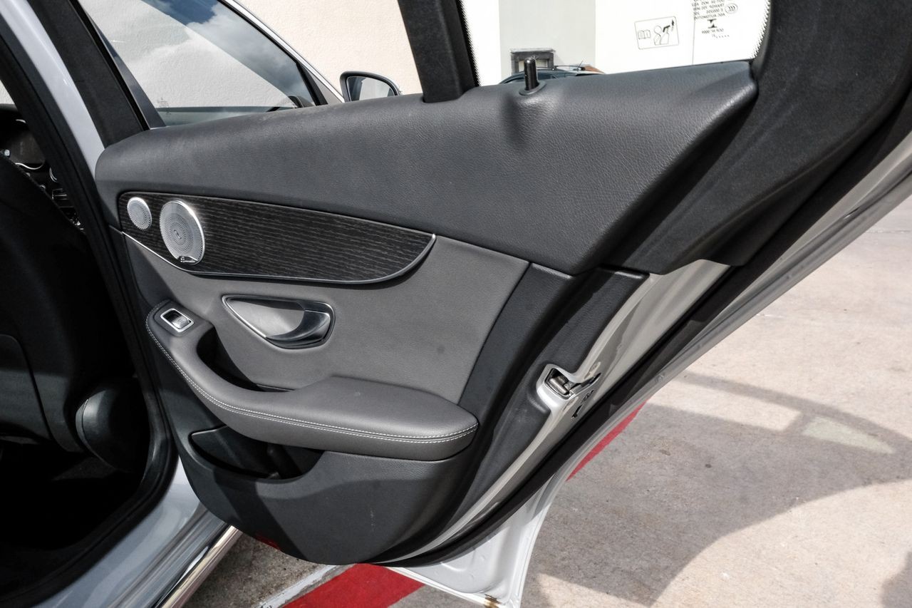 Mercedes-Benz C 300 Vehicle Main Gallery Image 47