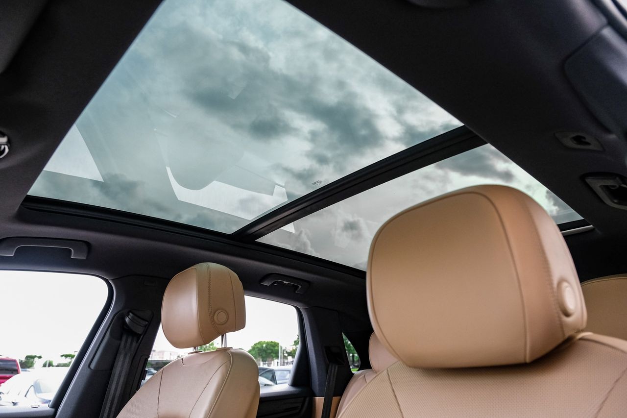 Porsche Cayenne Vehicle Main Gallery Image 05