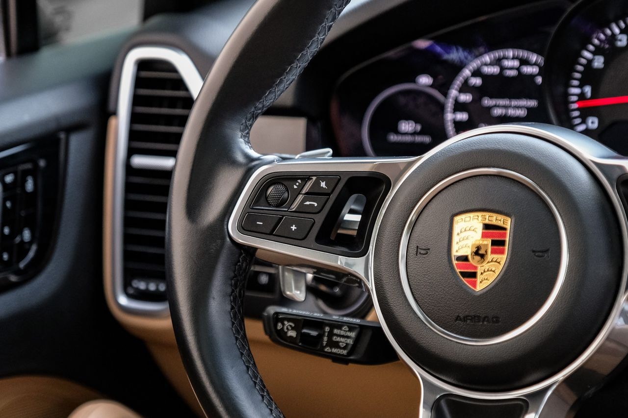 Porsche Cayenne Vehicle Main Gallery Image 18