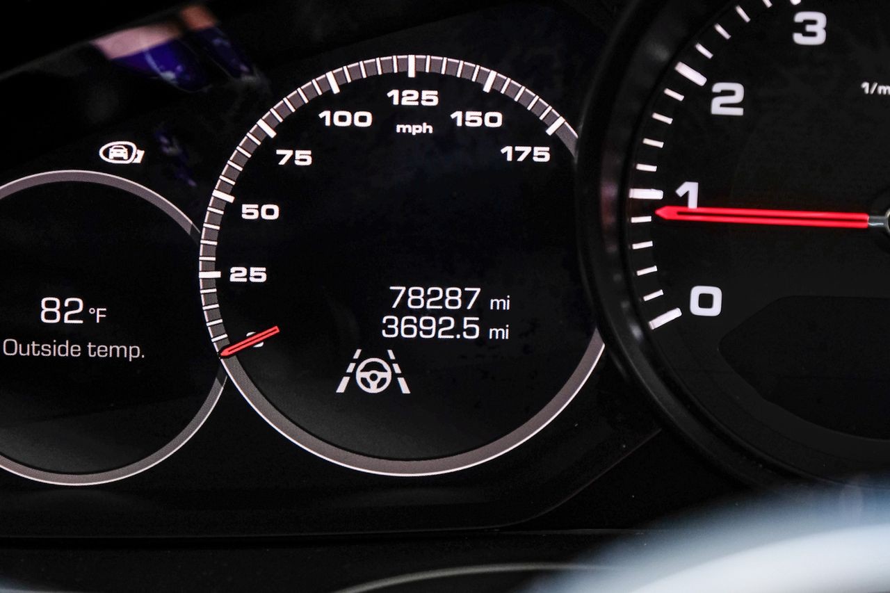 Porsche Cayenne Vehicle Main Gallery Image 21