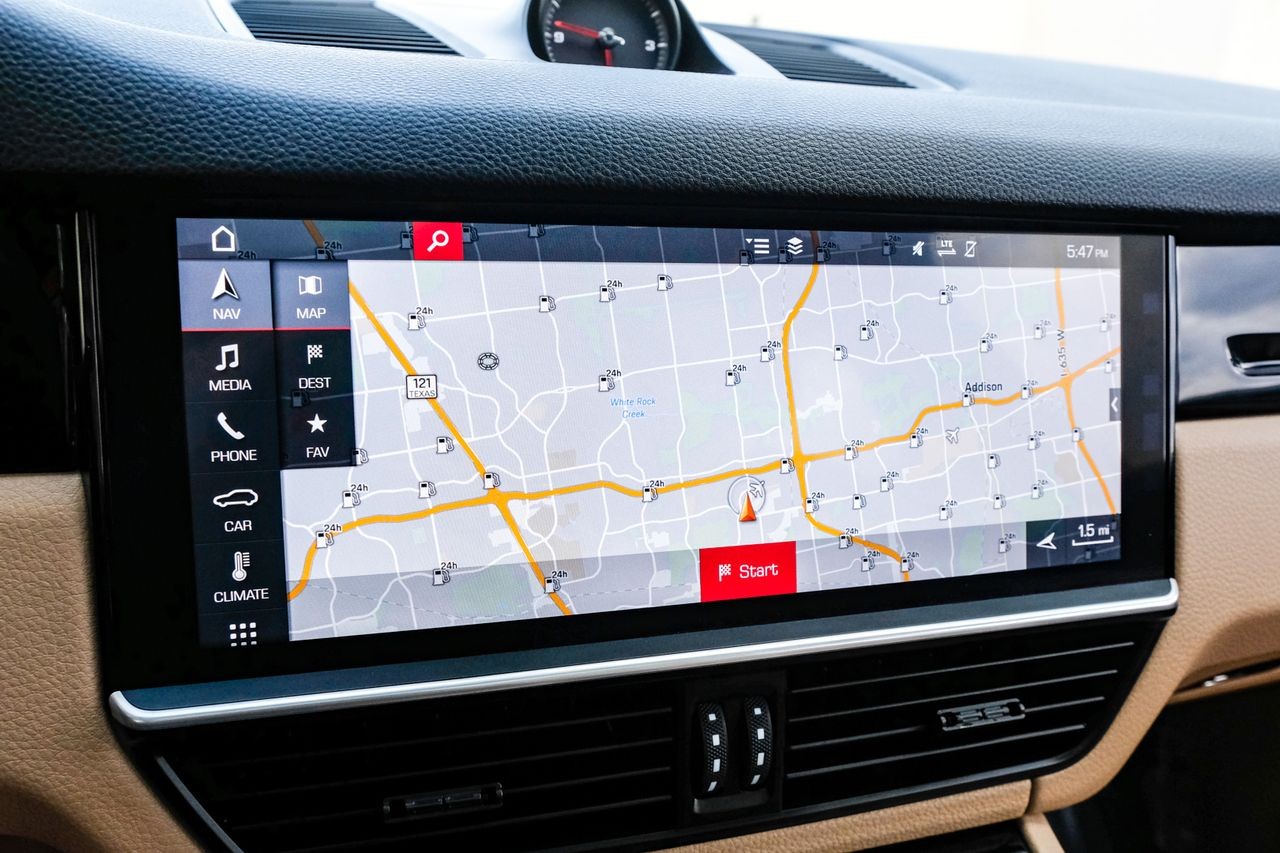 Porsche Cayenne Vehicle Main Gallery Image 22