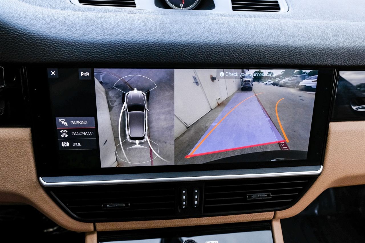 Porsche Cayenne Vehicle Main Gallery Image 23