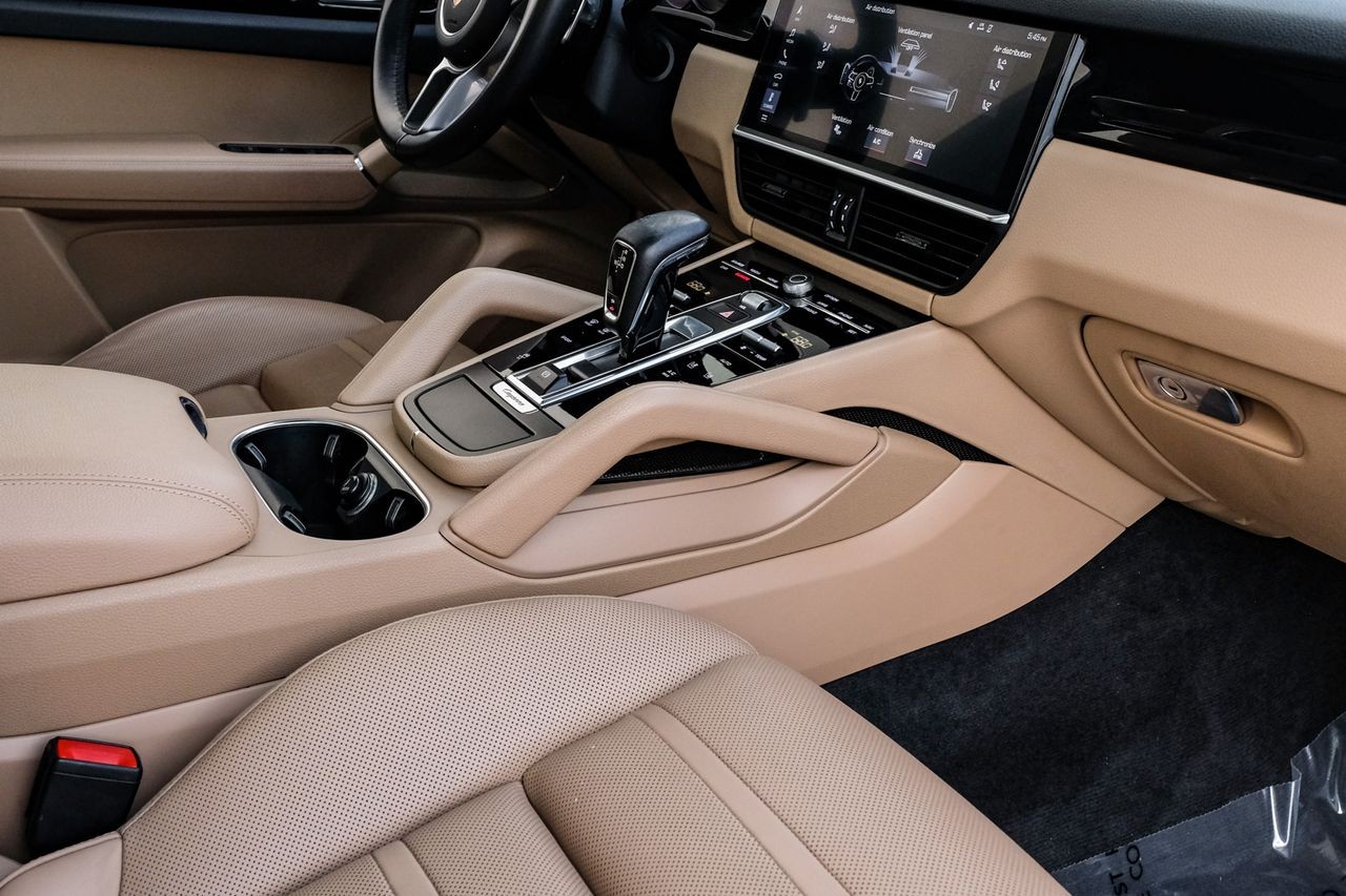 Porsche Cayenne Vehicle Main Gallery Image 24