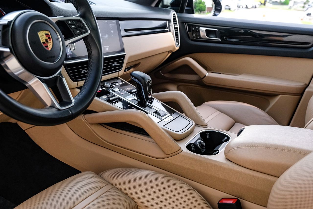 Porsche Cayenne Vehicle Main Gallery Image 25