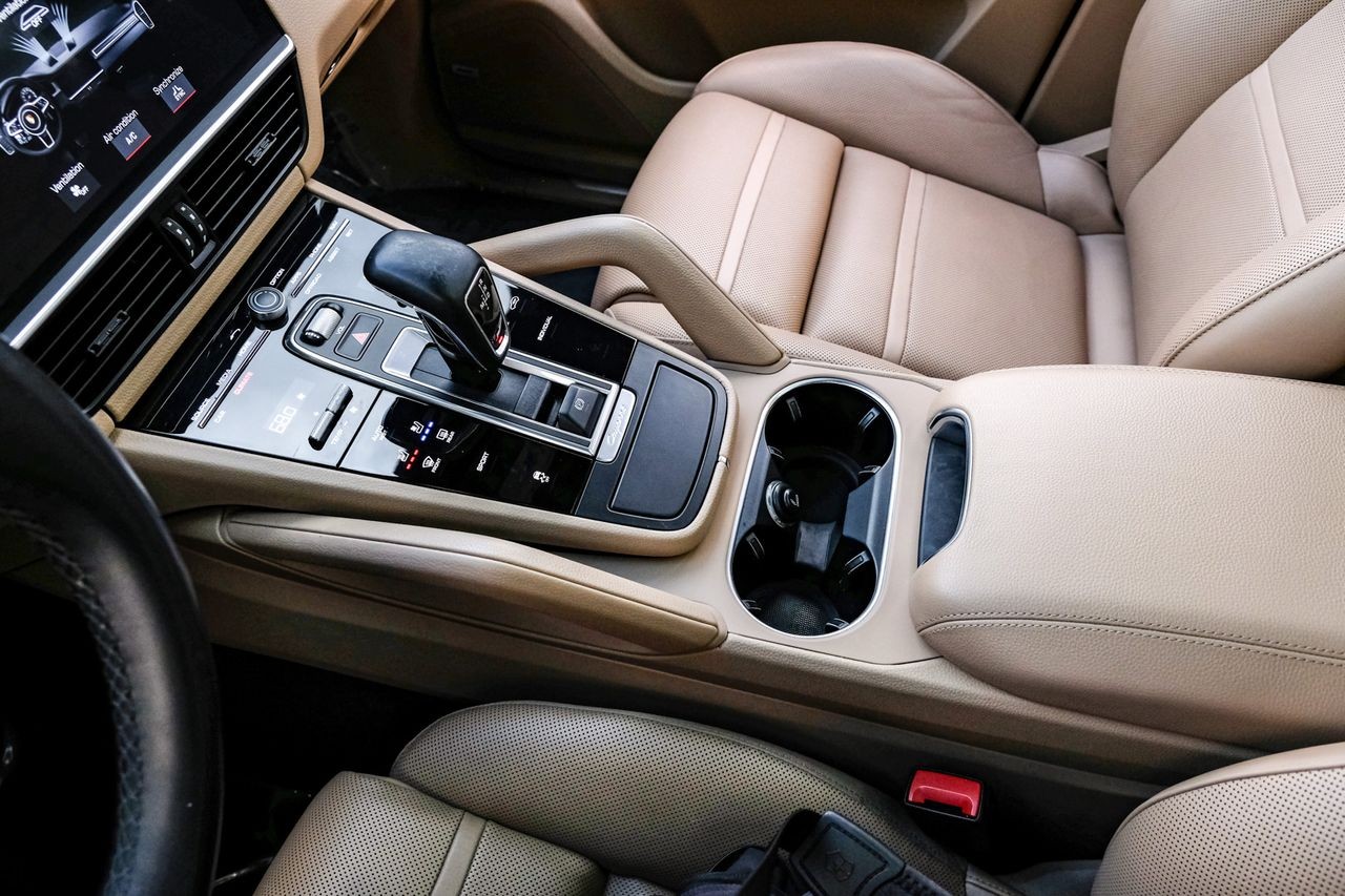 Porsche Cayenne Vehicle Main Gallery Image 26