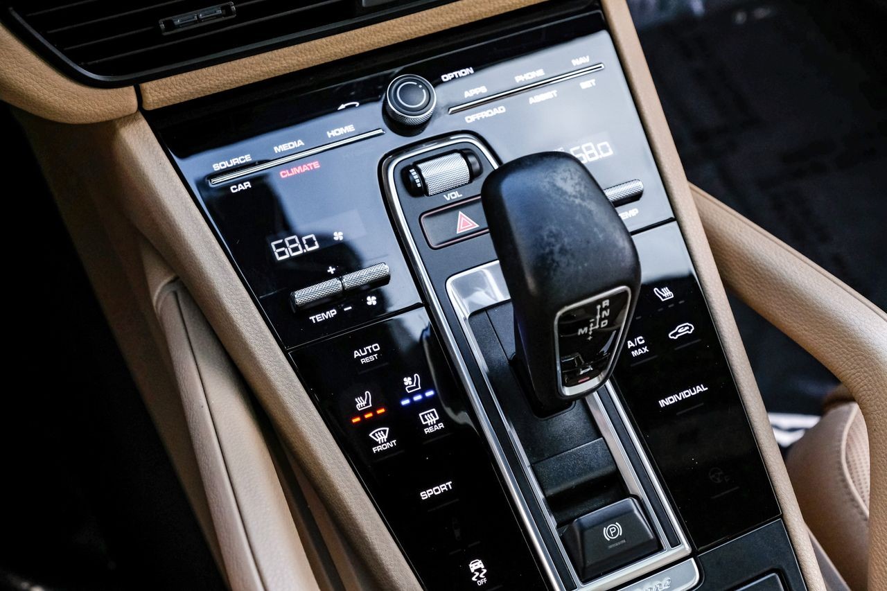 Porsche Cayenne Vehicle Main Gallery Image 27