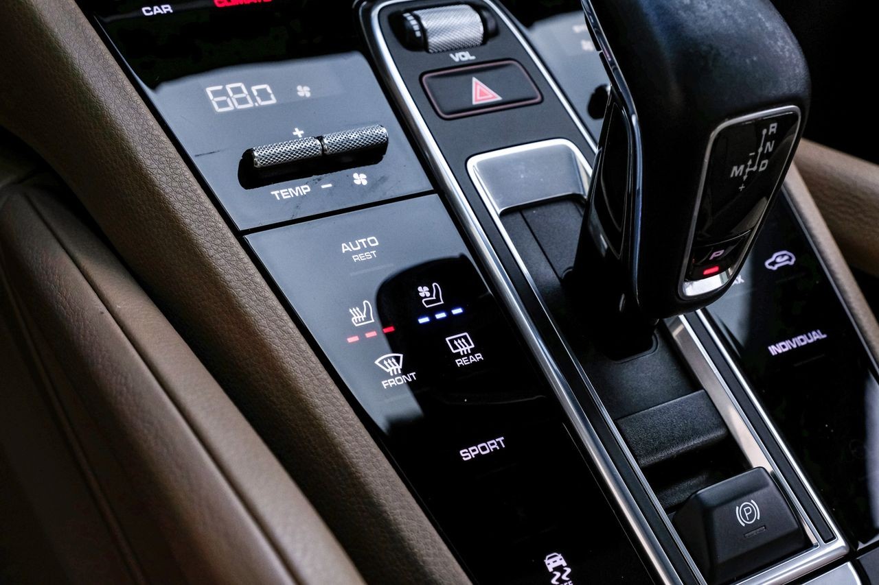 Porsche Cayenne Vehicle Main Gallery Image 28