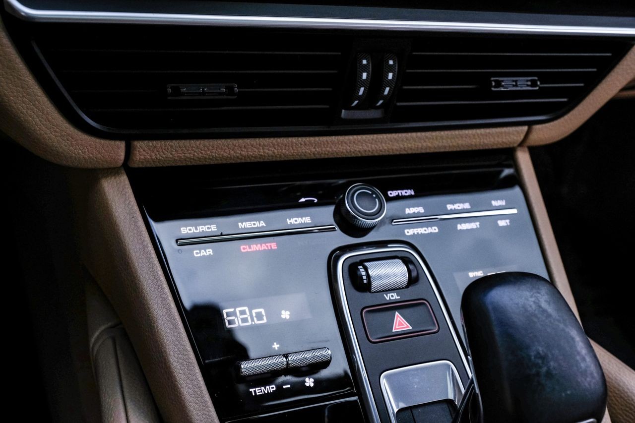 Porsche Cayenne Vehicle Main Gallery Image 29