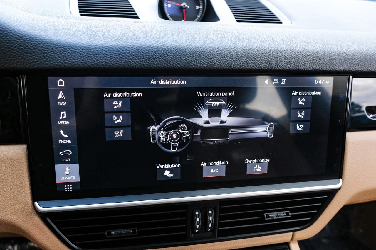 Porsche Cayenne Vehicle Main Gallery Image 33