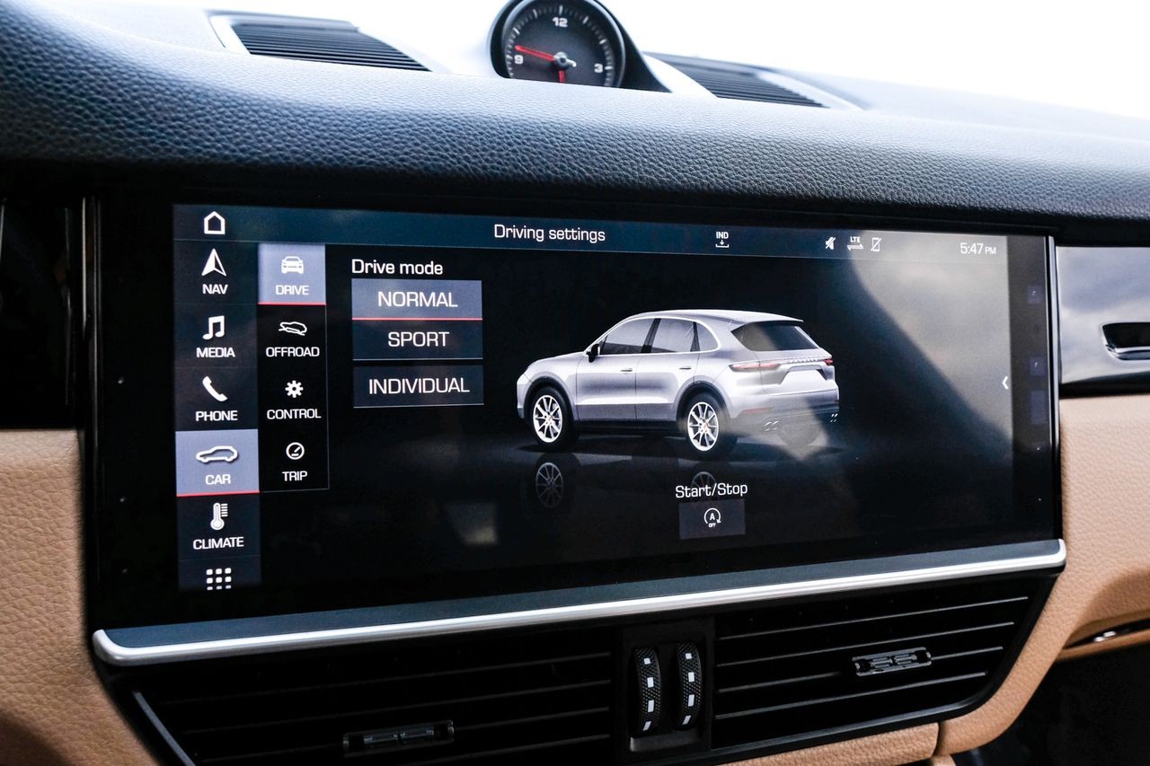 Porsche Cayenne Vehicle Main Gallery Image 34