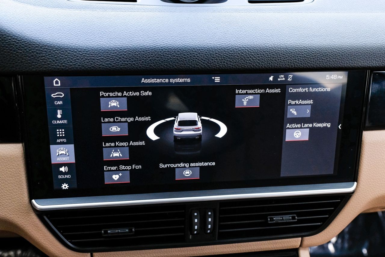 Porsche Cayenne Vehicle Main Gallery Image 36