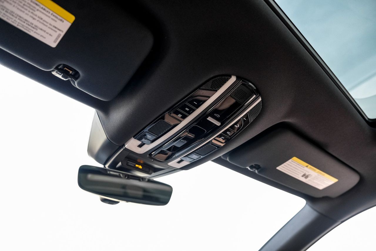 Porsche Cayenne Vehicle Main Gallery Image 37