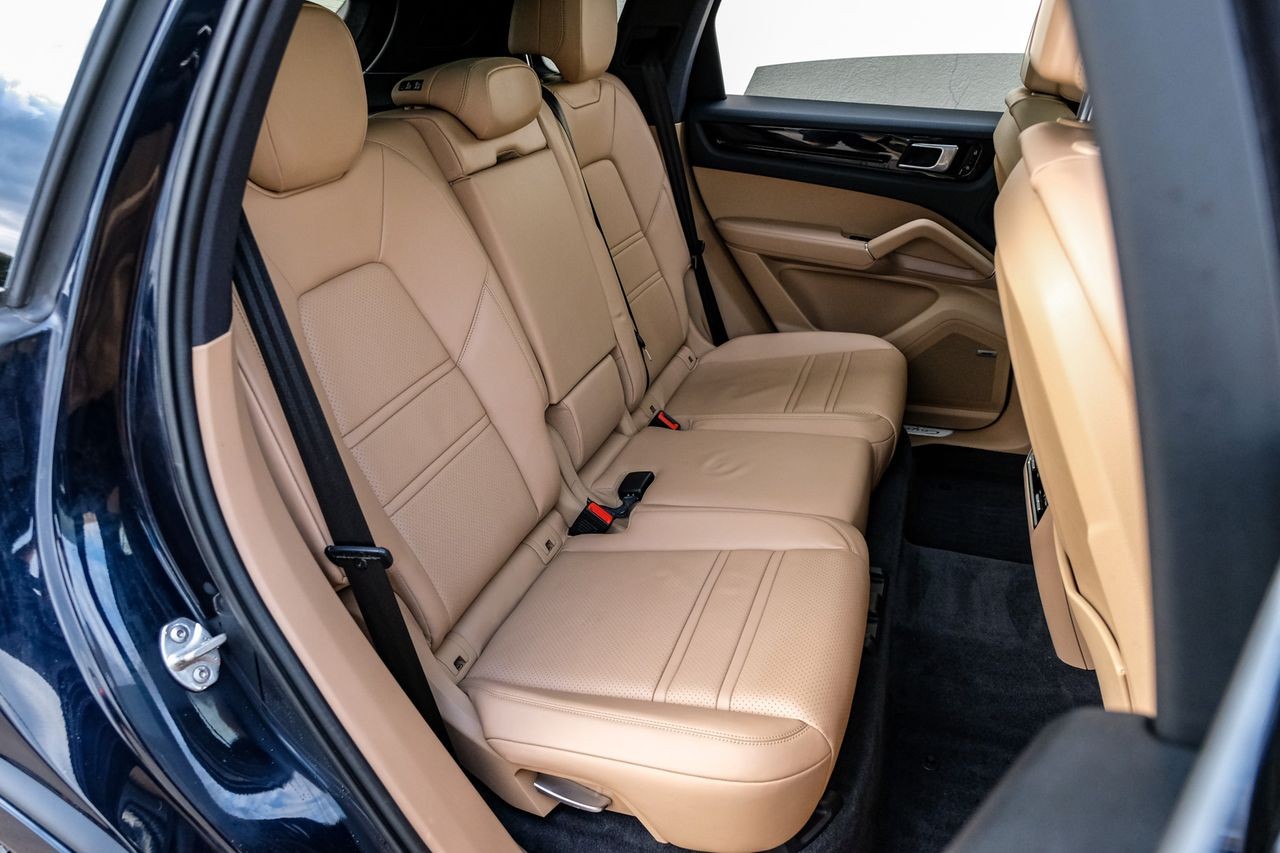 Porsche Cayenne Vehicle Main Gallery Image 43