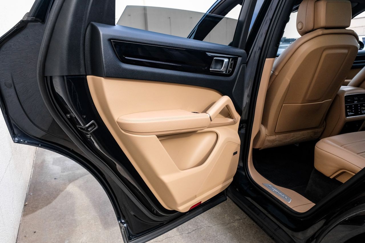 Porsche Cayenne Vehicle Main Gallery Image 52
