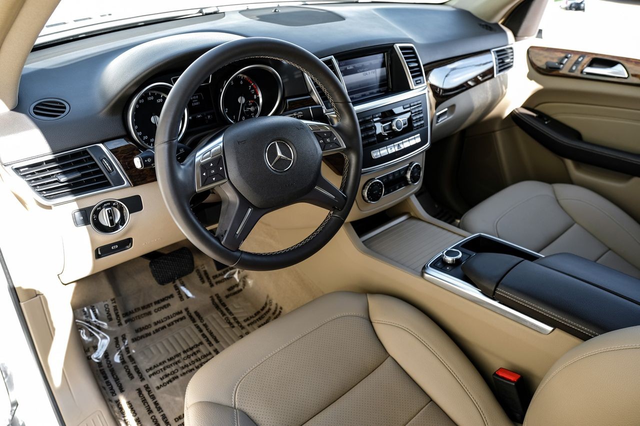 Mercedes-Benz M-Class Vehicle Main Gallery Image 03