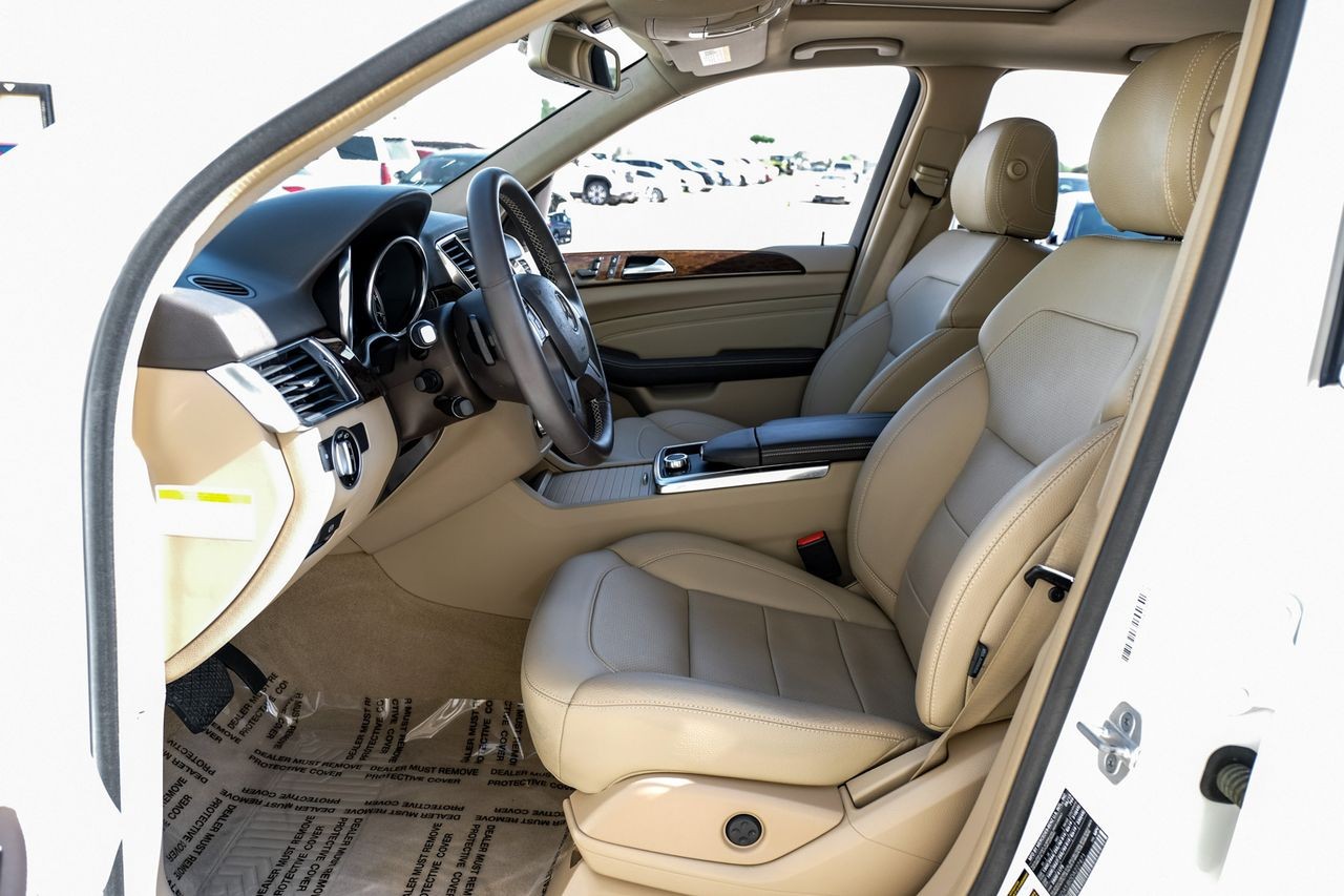 Mercedes-Benz M-Class Vehicle Main Gallery Image 04