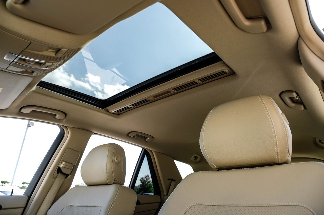 Mercedes-Benz M-Class Vehicle Main Gallery Image 05