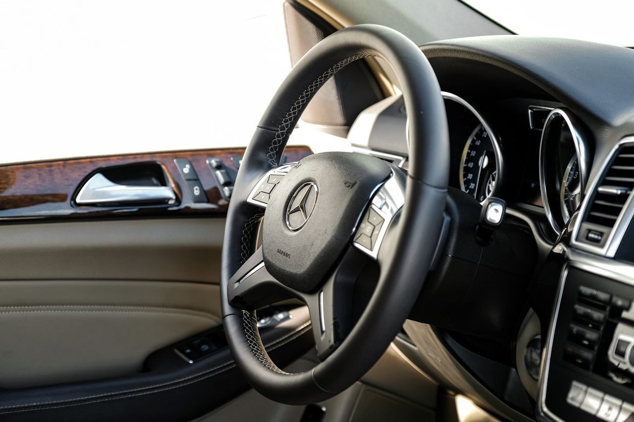 Mercedes-Benz M-Class Vehicle Main Gallery Image 14