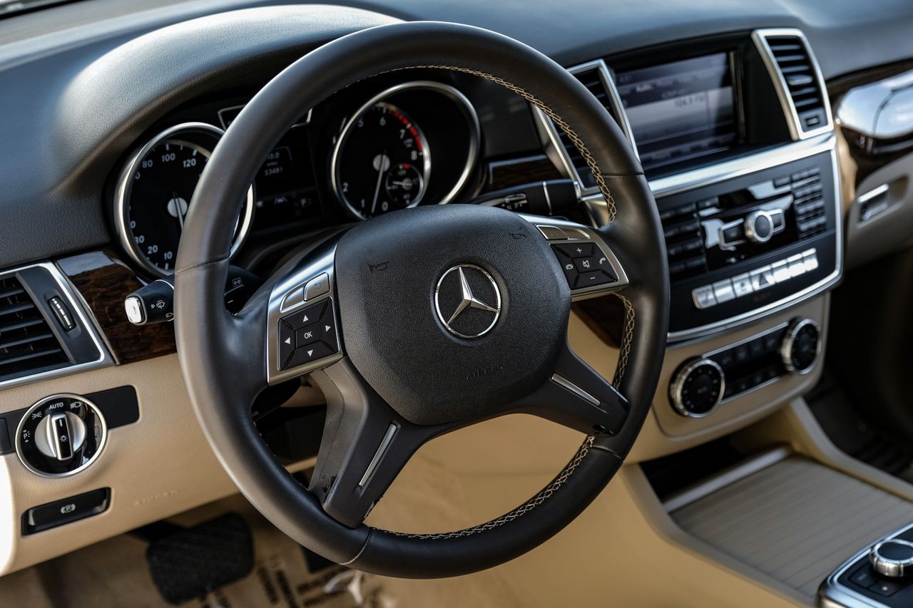 Mercedes-Benz M-Class Vehicle Main Gallery Image 16