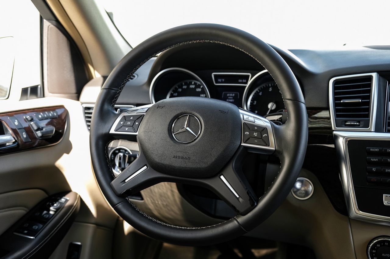 Mercedes-Benz M-Class Vehicle Main Gallery Image 17