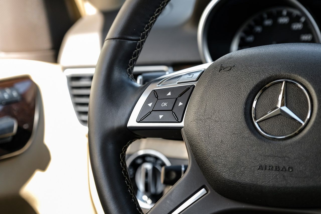 Mercedes-Benz M-Class Vehicle Main Gallery Image 18