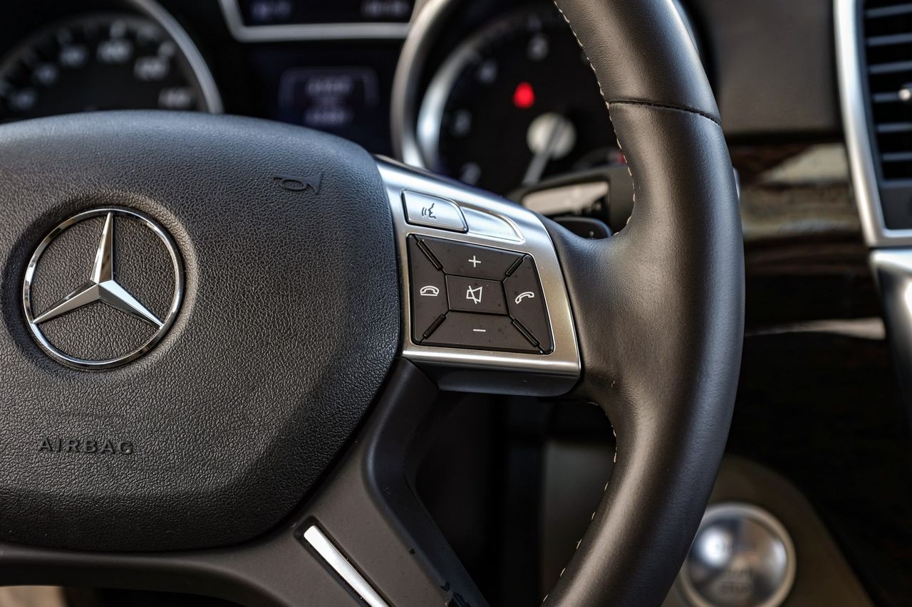 Mercedes-Benz M-Class Vehicle Main Gallery Image 19