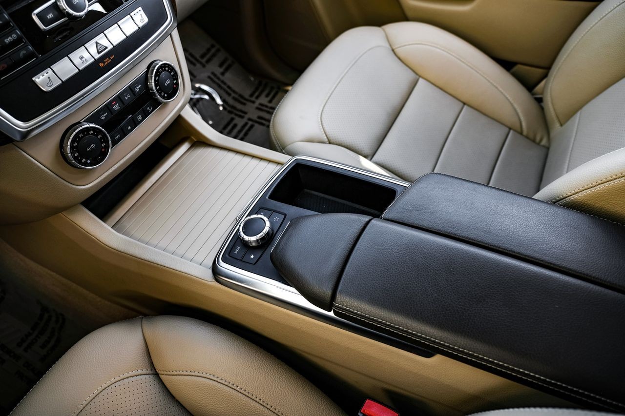 Mercedes-Benz M-Class Vehicle Main Gallery Image 22