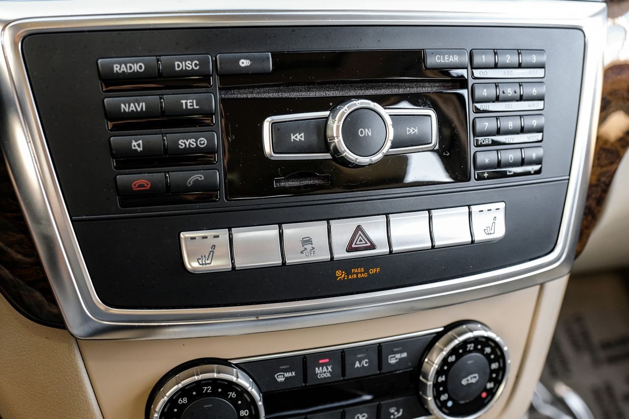 Mercedes-Benz M-Class Vehicle Main Gallery Image 23