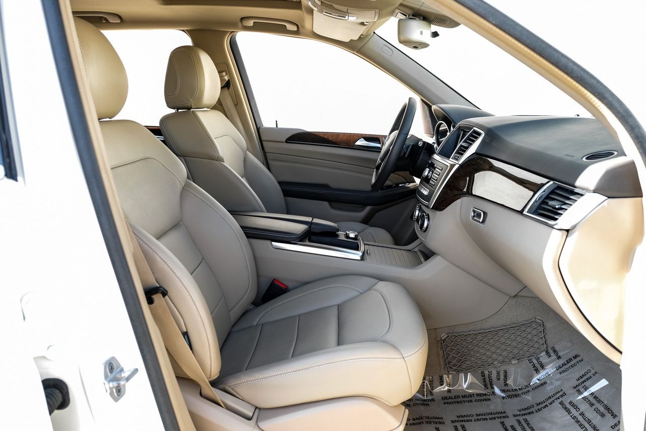 Mercedes-Benz M-Class Vehicle Main Gallery Image 31