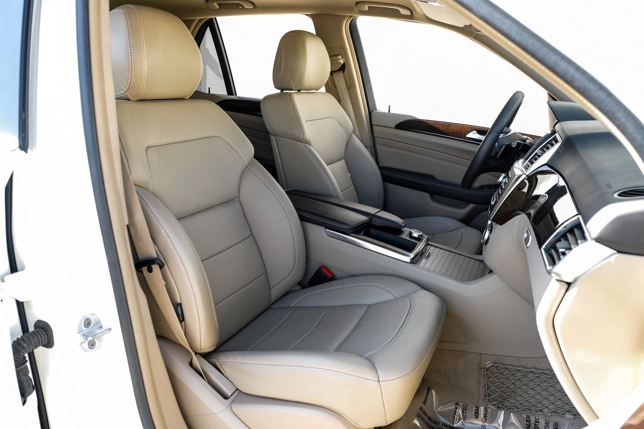 Mercedes-Benz M-Class Vehicle Main Gallery Image 32