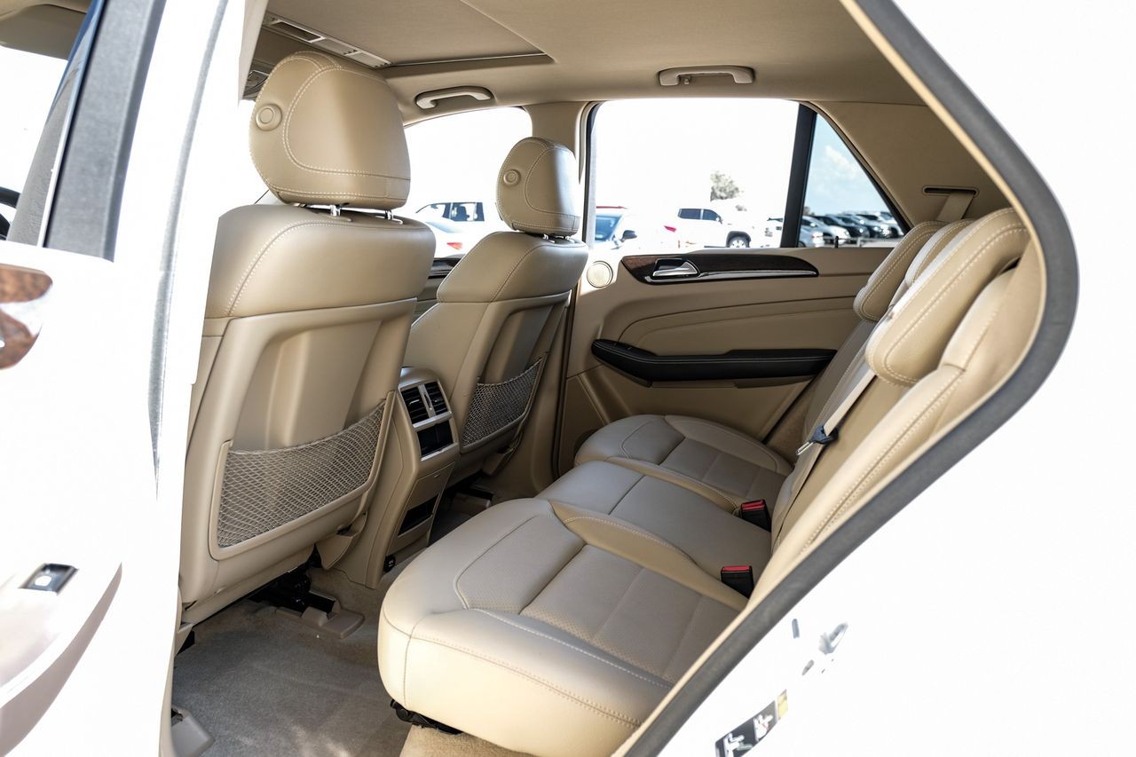 Mercedes-Benz M-Class Vehicle Main Gallery Image 35