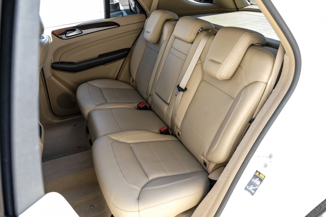 Mercedes-Benz M-Class Vehicle Main Gallery Image 36