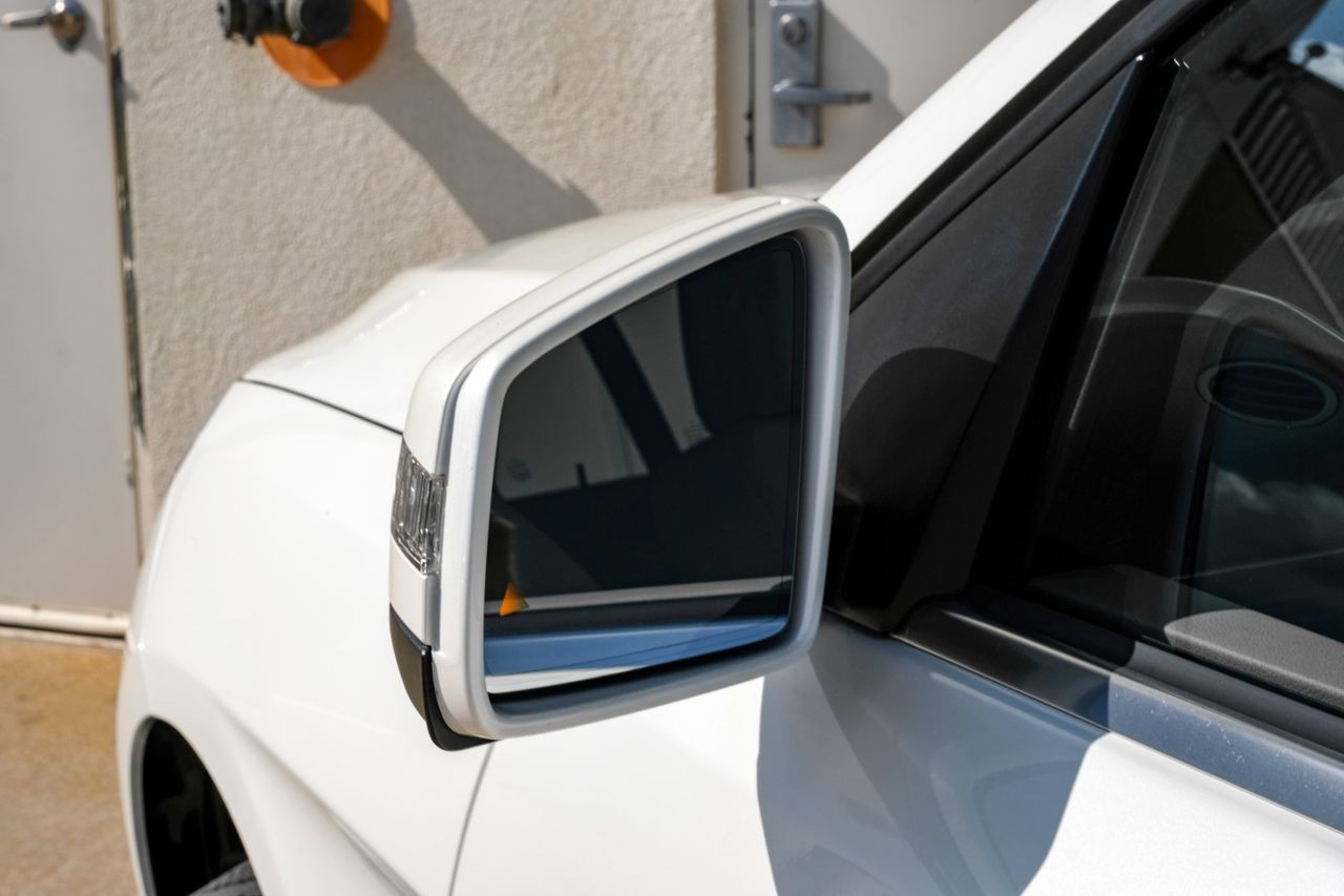 Mercedes-Benz M-Class Vehicle Main Gallery Image 38