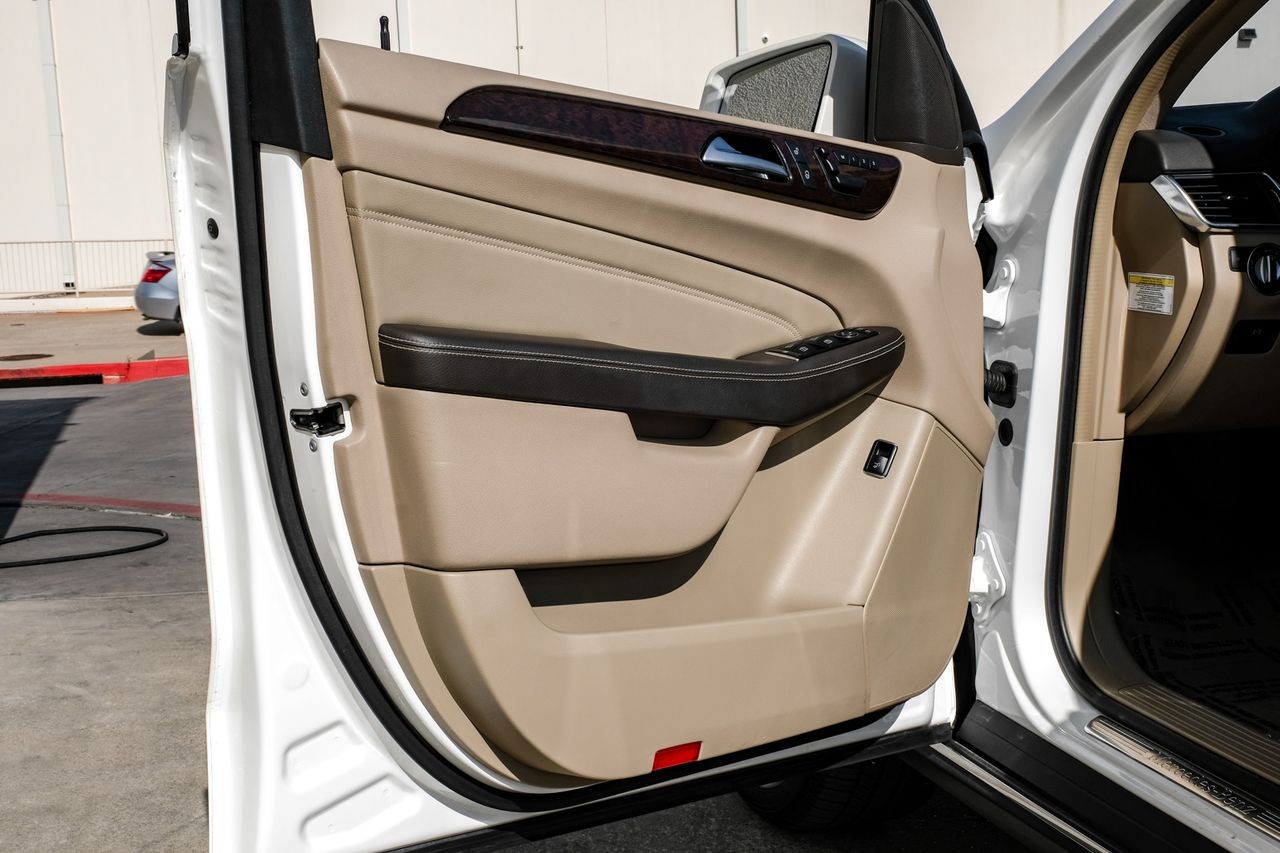 Mercedes-Benz M-Class Vehicle Main Gallery Image 39