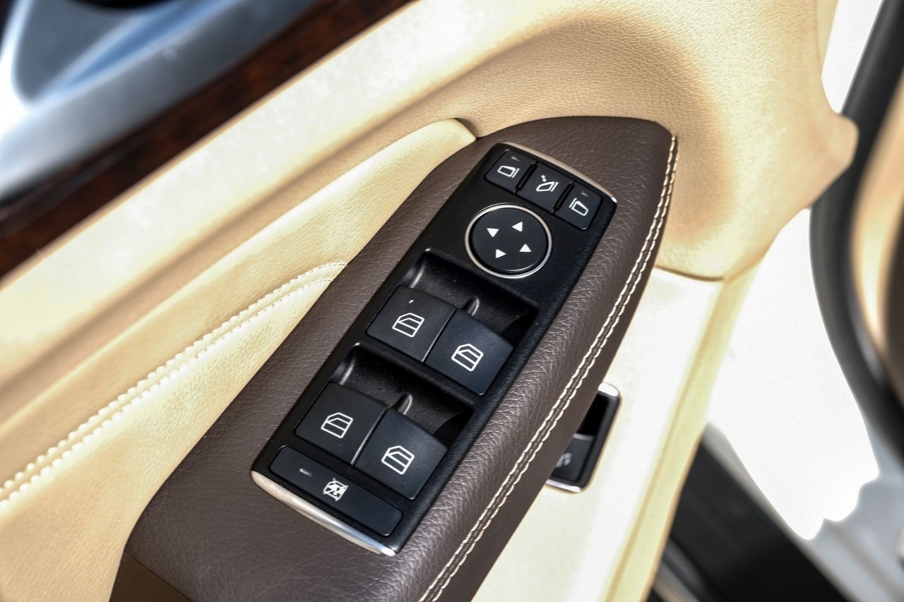 Mercedes-Benz M-Class Vehicle Main Gallery Image 40