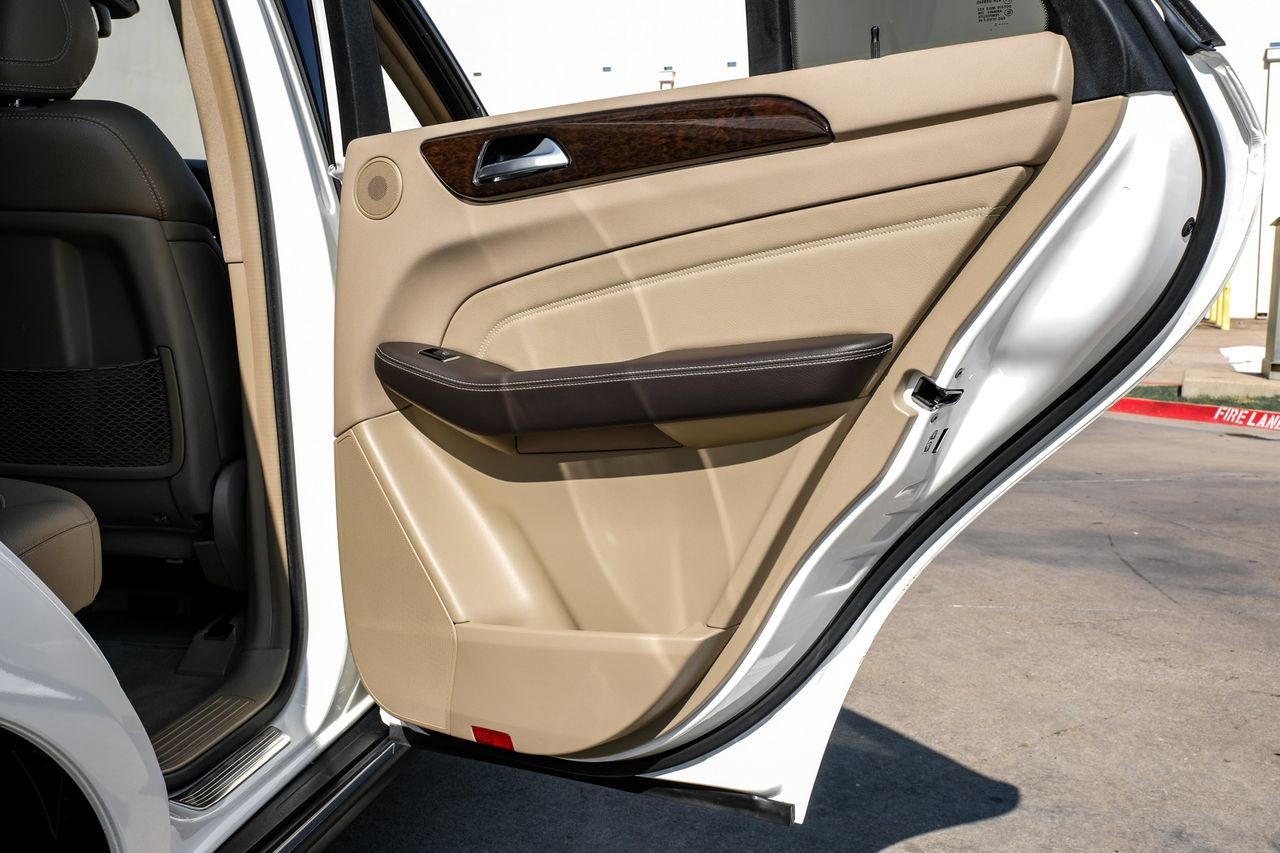 Mercedes-Benz M-Class Vehicle Main Gallery Image 43