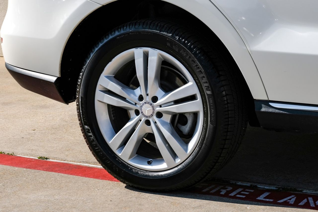 Mercedes-Benz M-Class Vehicle Main Gallery Image 48