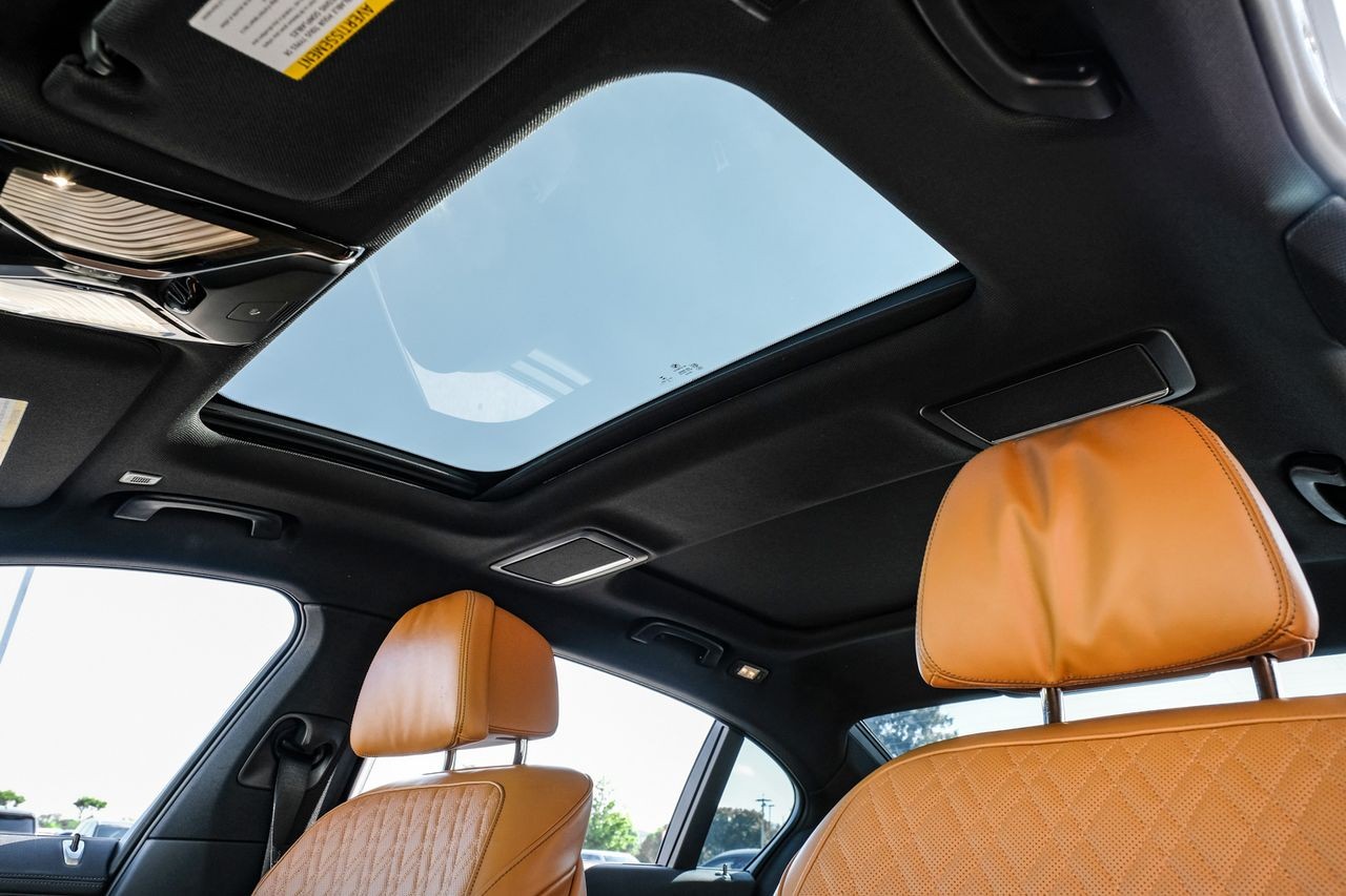 BMW 7 Series Vehicle Main Gallery Image 05