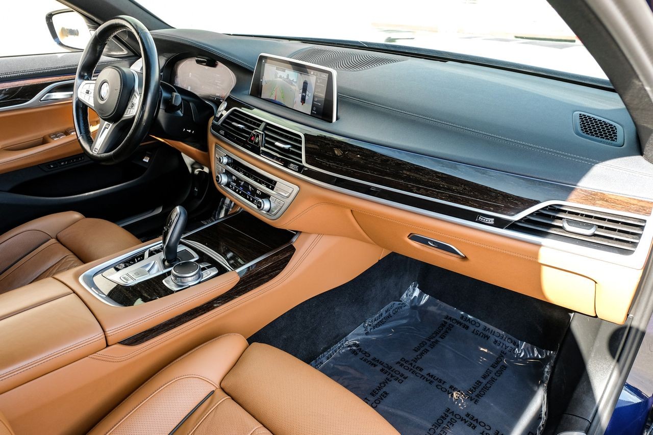 BMW 7 Series Vehicle Main Gallery Image 12