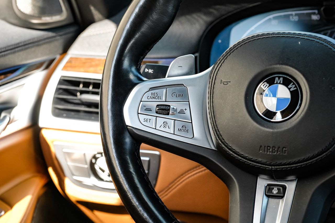 BMW 7 Series Vehicle Main Gallery Image 17