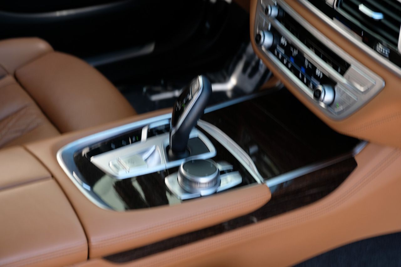 BMW 7 Series Vehicle Main Gallery Image 22